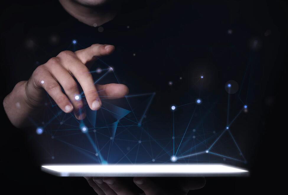 中长发卷发发型如何配衣服 中卷发发型图片